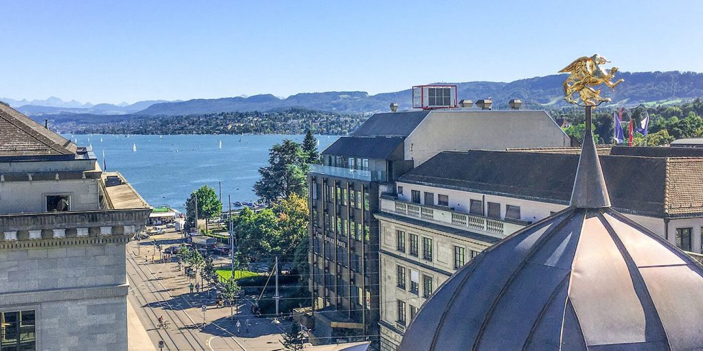 1_Zuerich_Bahnhofstrasse_roof_terrace_view_Zuerichsee